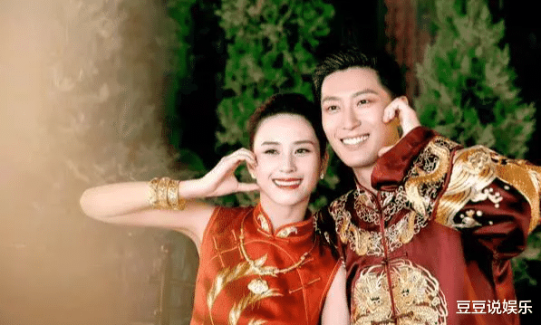 窦骁|窦骁妈妈不争不抢却靠气质赢了三太! 穿旗袍大合影, 闺秀脸美出圈