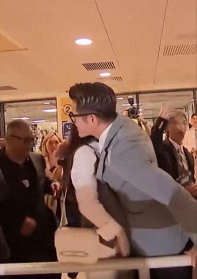 58岁郭富城与小21岁娇妻激动相拥!感谢老婆旺夫,喜提97万元奖金