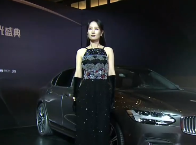 明星|红毯上明星的猎奇造型：穿肚兜，穿雨靴，披“床单”，戴刷碗手套