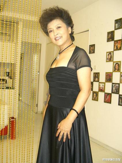 穿衣搭配 72岁宋春丽亲身示范:裙选长、衣选宽、发不过肩,到老也是时髦人