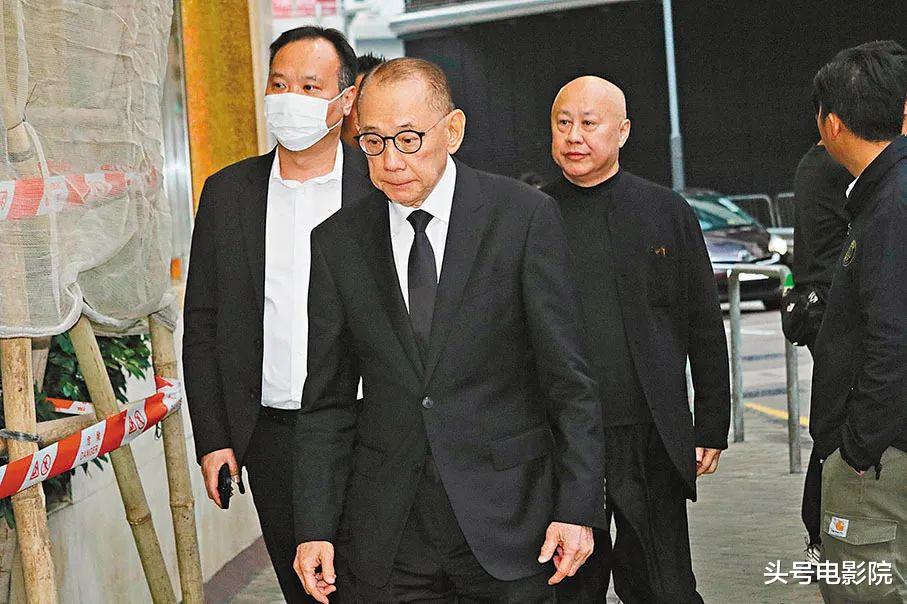 刘德华父亲出殡,11岁爱女罕见露面:长发大眼,随父母吃素