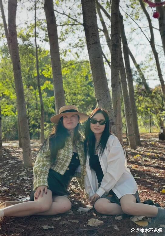 霍思燕和李小璐遛娃,女儿高清正面照曝光,和哥哥如复制黏贴!