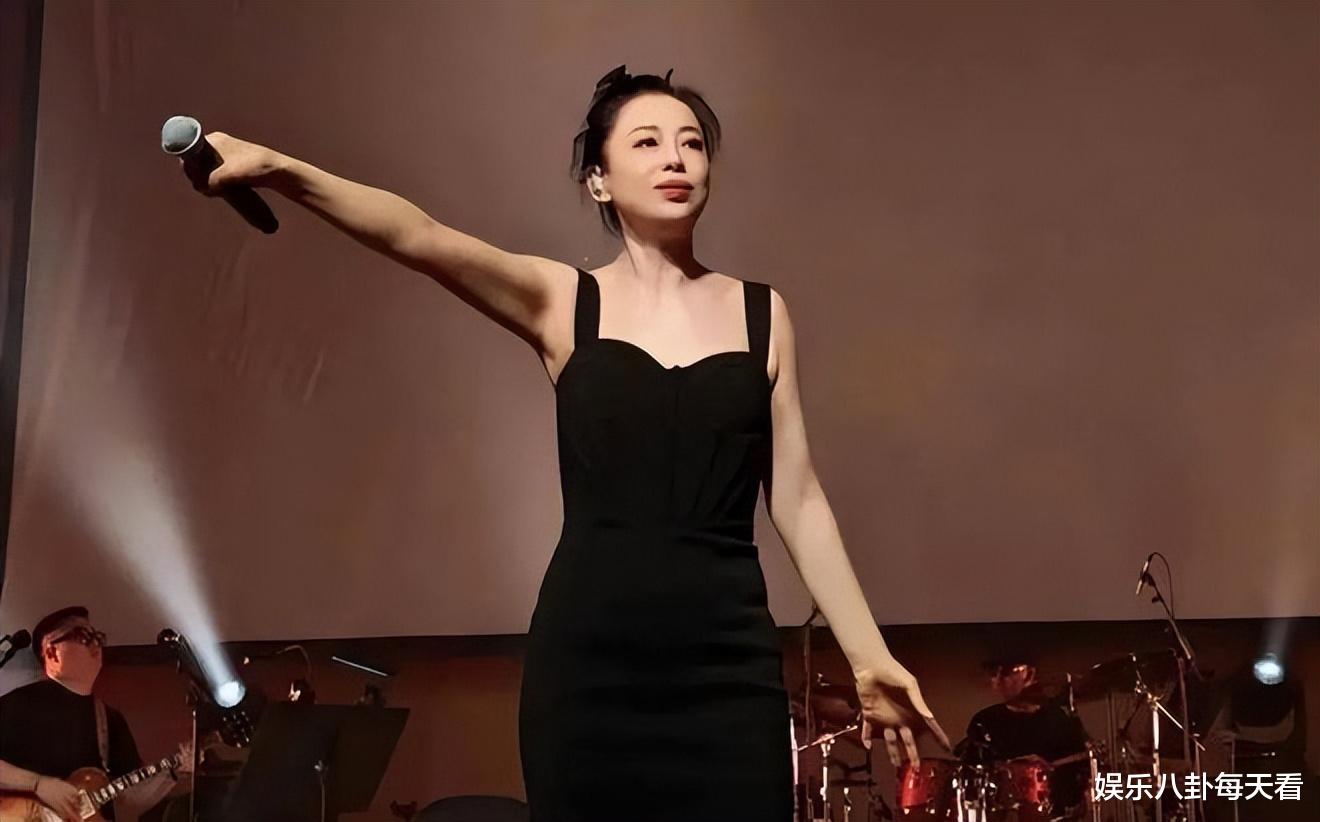 “铁肺歌后”黄绮珊，56岁整成20岁，撞脸吉娜，网友：美到一塌糊涂！