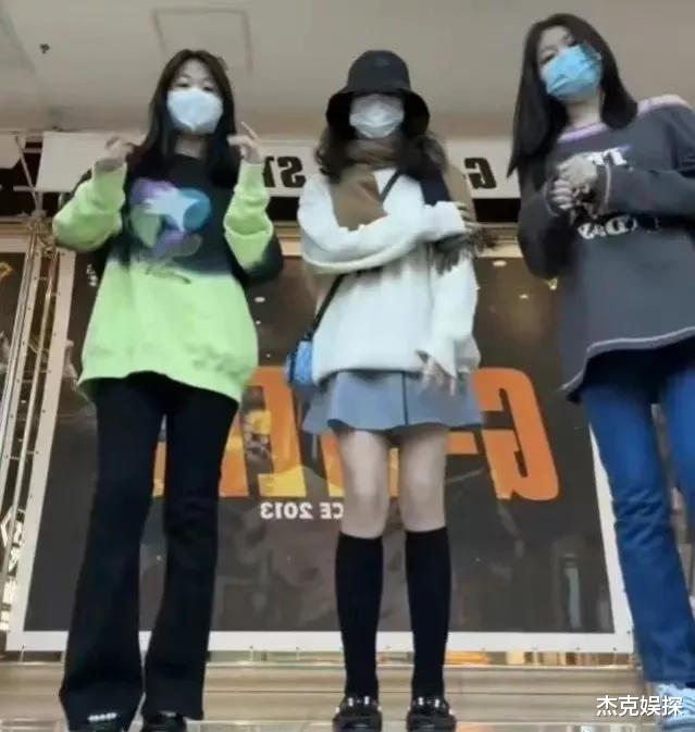 王诗龄|13岁王诗龄留学回国,和闺蜜到北京游玩,减肥后从小胖妹变女神