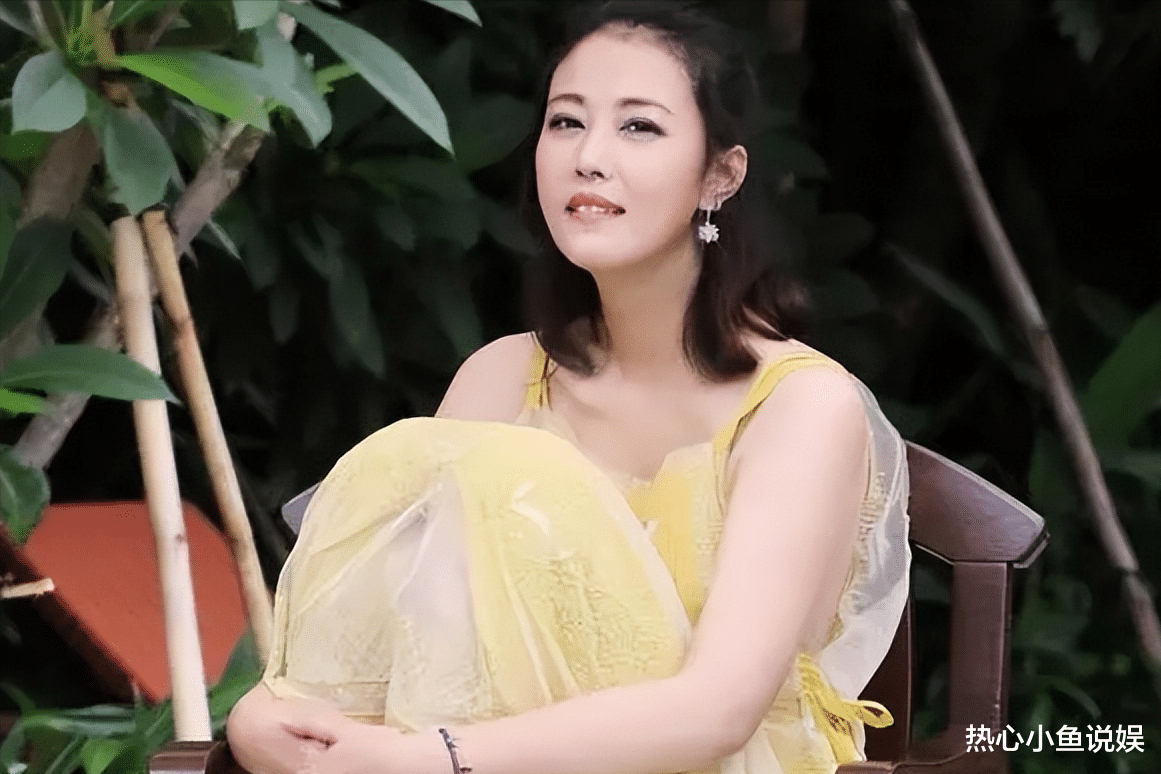 周海媚灵堂曝光，遗体被花海包围，大厅屏幕上播放她生前经典角色