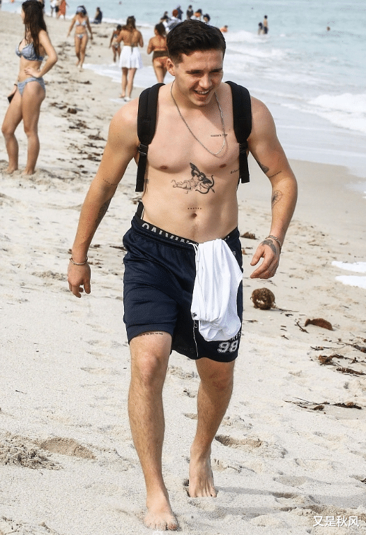 贝克汉姆长子:踢球读书啥都不行,但会哄老婆,娶白富美成大赢家