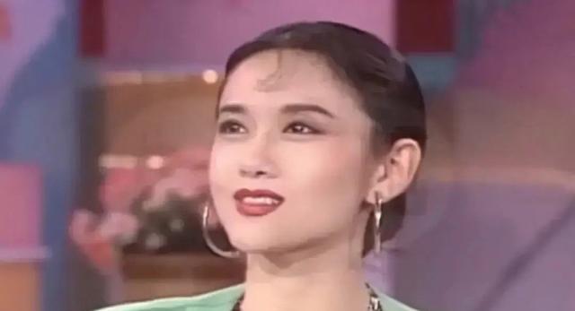 杨丽萍|神造面孔魔鬼身材!程潇泳装魅惑似妲己,刘亦菲杨丽萍天选之女