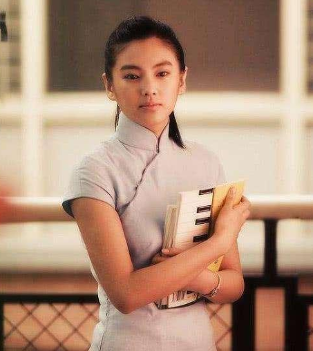 |从小黑妞到“白灯泡”，吃美白药、猪蹄敷脸、全身涂粉…女星真难