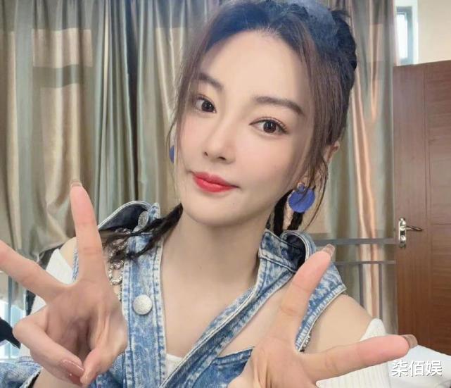 张雨绮|张雨绮带儿女度假,与神秘男子穿情侣装亲密合影,男方年轻帅气