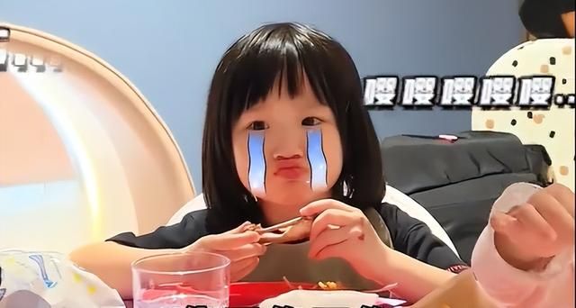 王祖蓝|王祖蓝一家出门聚餐,和李亚男互叫昵称表白比心,俩女儿变超漂亮