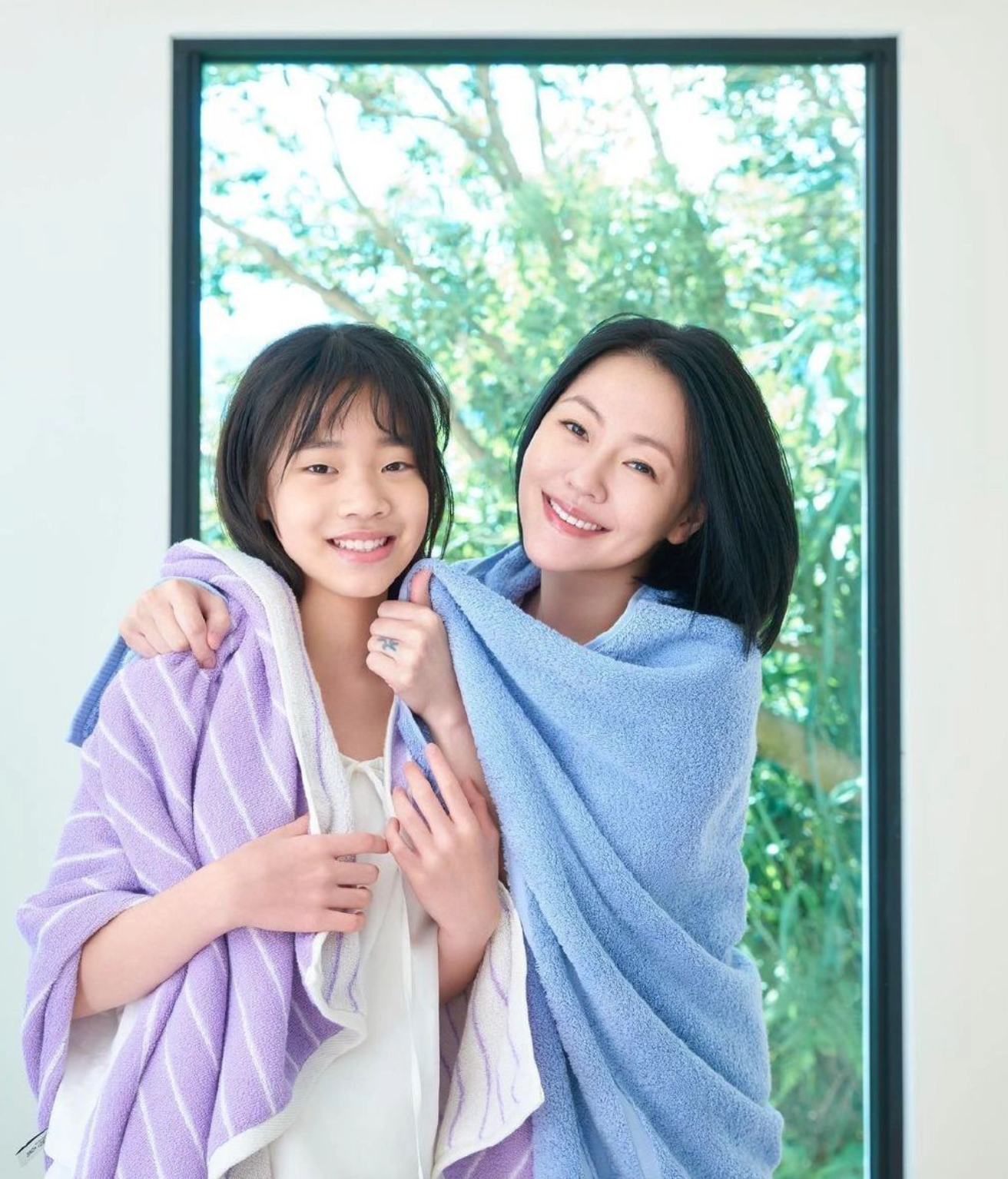 小S大女儿，18岁长着一副厌世高级脸！17岁二女儿着装性感显成熟