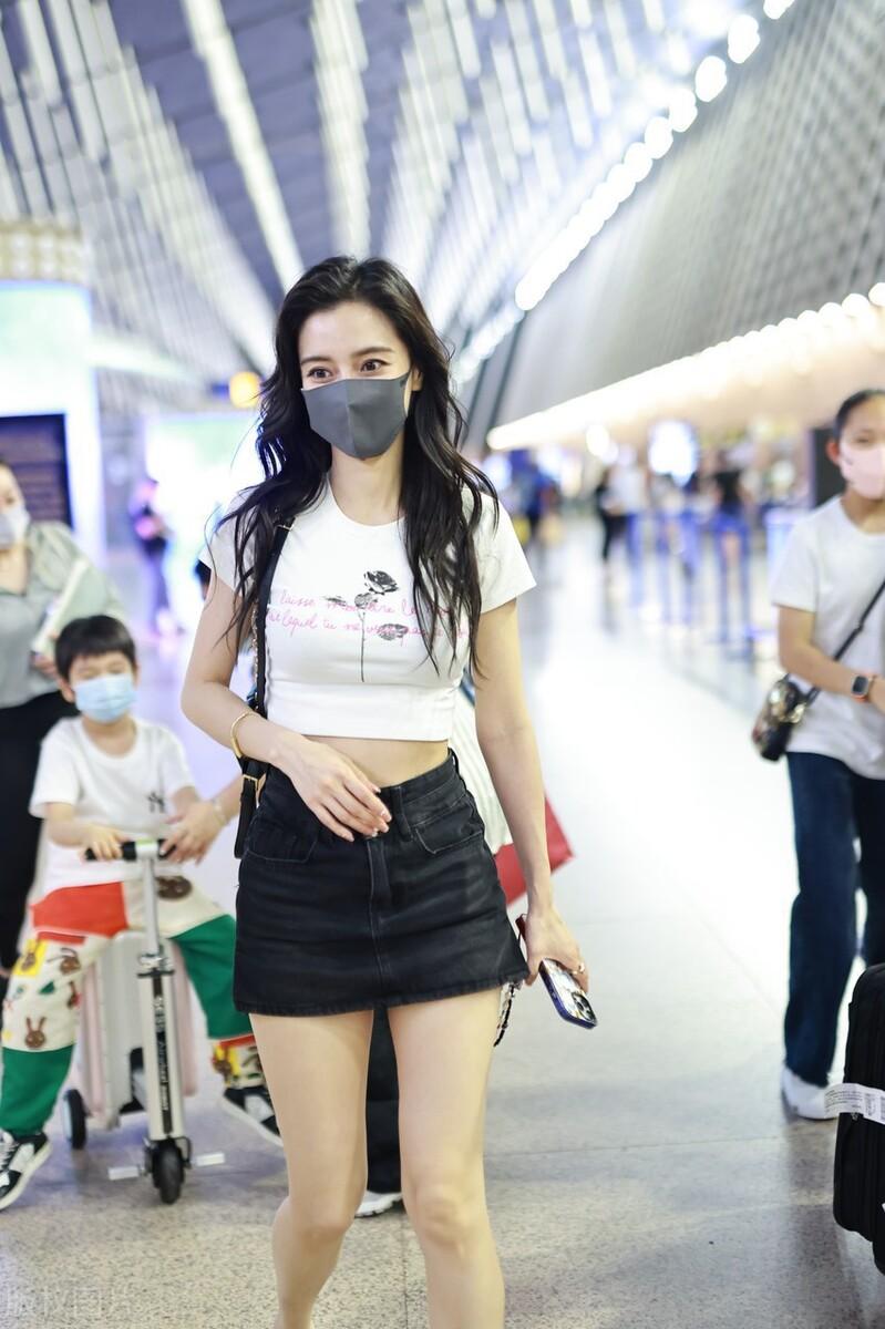 黄晓明带儿子现身机场，跪地上给儿子擦汗，小海绵玩行李箱不慎摔倒 ?