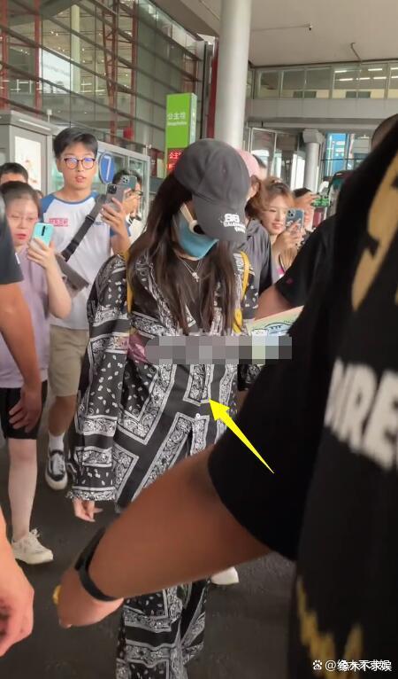 萧亚轩签约李玟生前公司,身型臃肿走路需搀扶,精神状态令人担忧