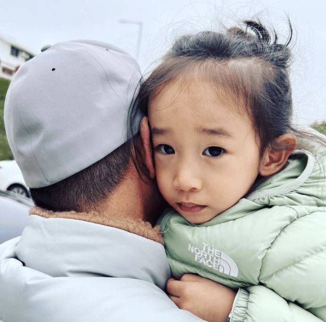 陈小春|陈小春晒小儿子近照,HoHo靠爸爸肩膀上,五官秀气被误认为是女生