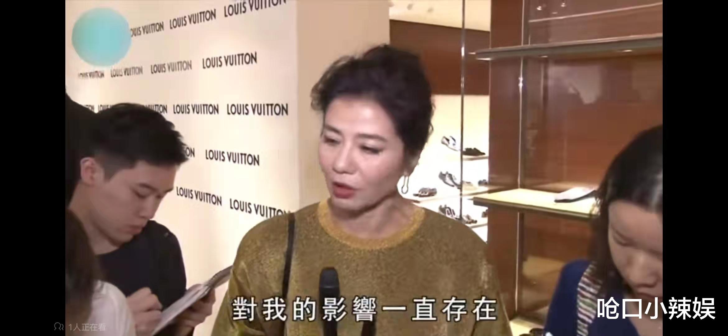 63岁钟楚红现身台北,和老友饮咖啡逛茶行,网友:状态真棒