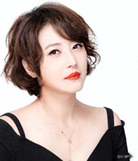 56岁周海媚亲身示范:到老都没有大妈感,她是如何做到的?