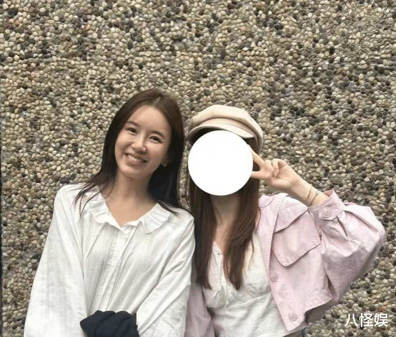 陈赫携妻女回上戏，师弟师妹争先合影，39岁张子萱被赞像大学生