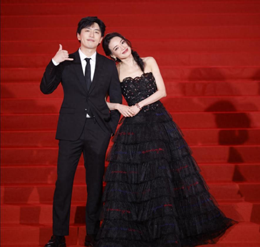 上海这一夜,她站在舒淇身边露腿露胸,还是不及倪妮性感