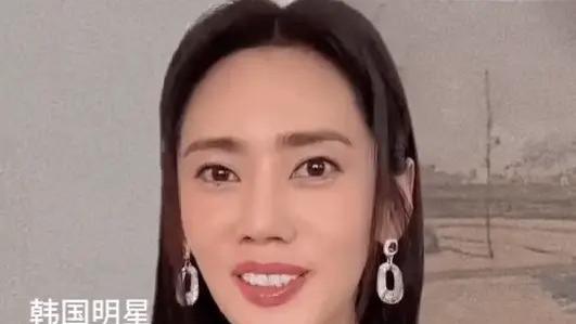 45岁秋瓷炫近照曝光，嘴巴歪斜鼻子变大龅牙凸出，瘦脱相模样大变