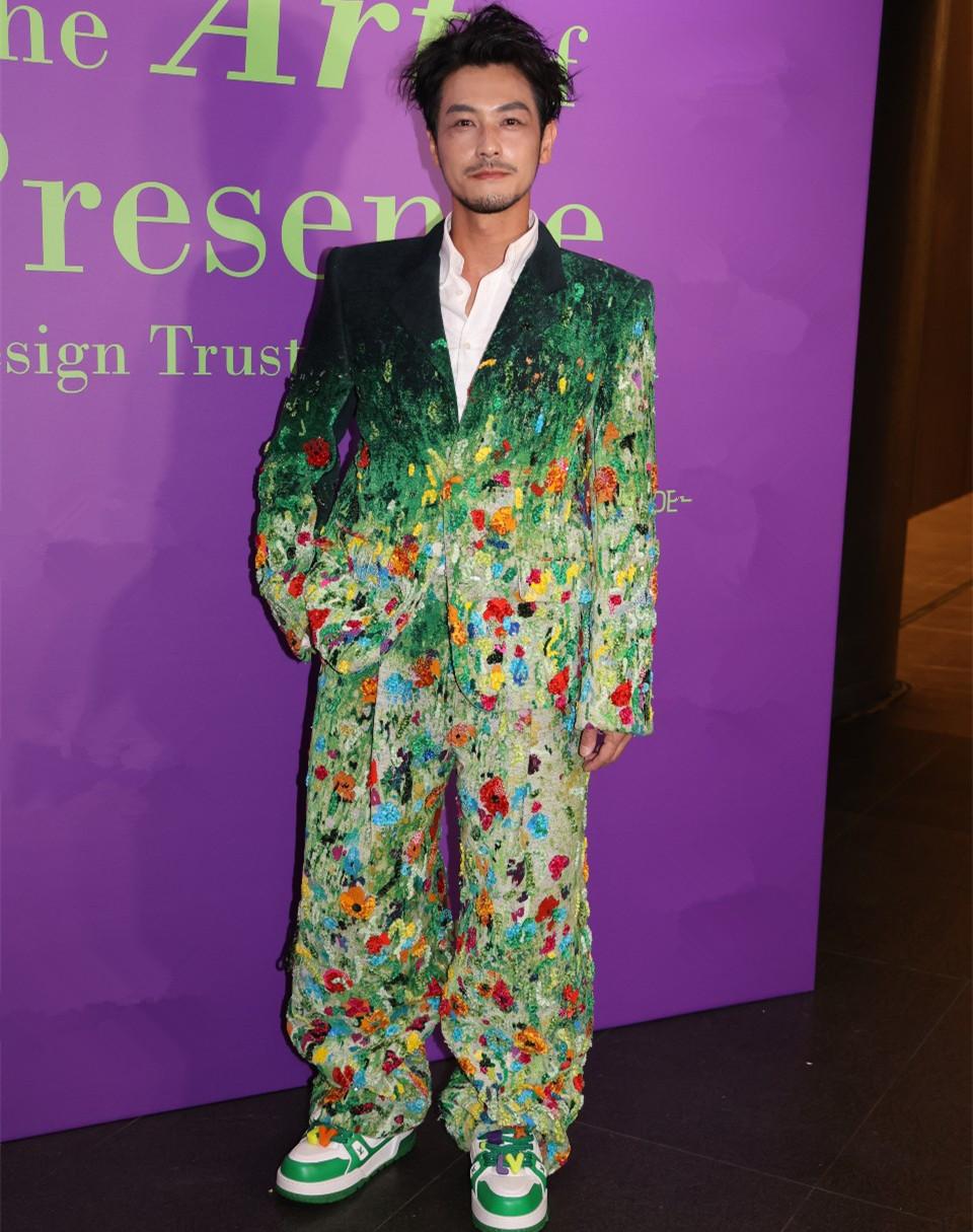 邱淑贞|邱淑贞女儿出席活动,穿吊带抢镜,皮肤白到发光