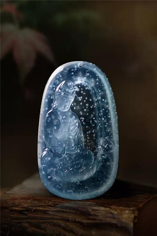 翡翠市场中的'低档'雪花棉：特性、鉴别与价值分析