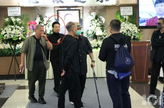 孟海出殡!17岁女儿抱遗照,洪金宝拄拐杖送别,曾志伟钱嘉乐忍泪
