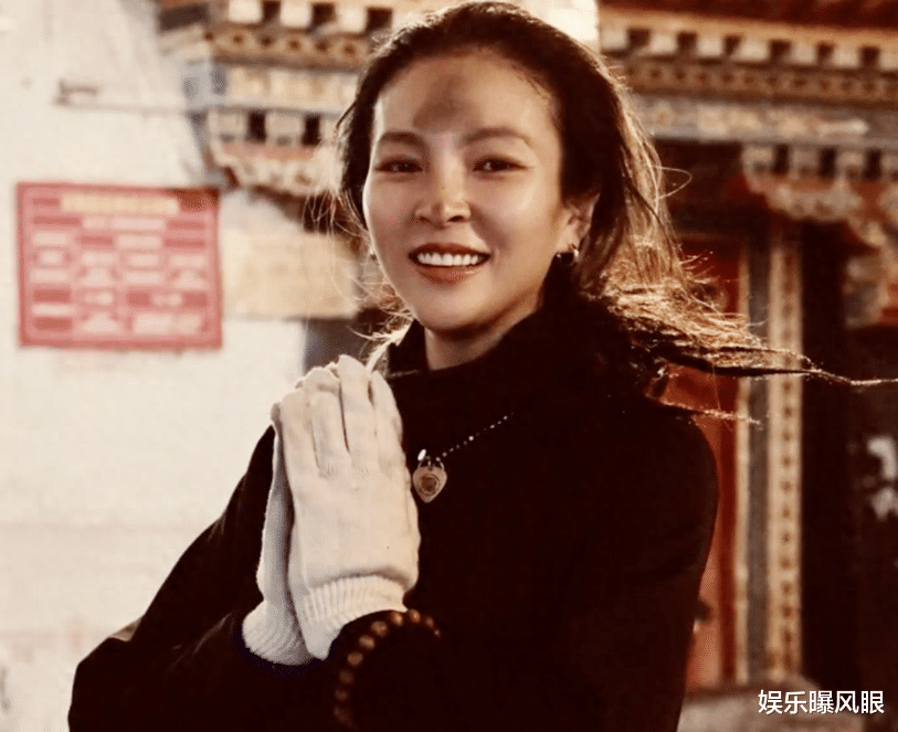 毕夏携张恒远遗照神山祈福,三步一叩额头磕肿淤青,女神张敏陪伴