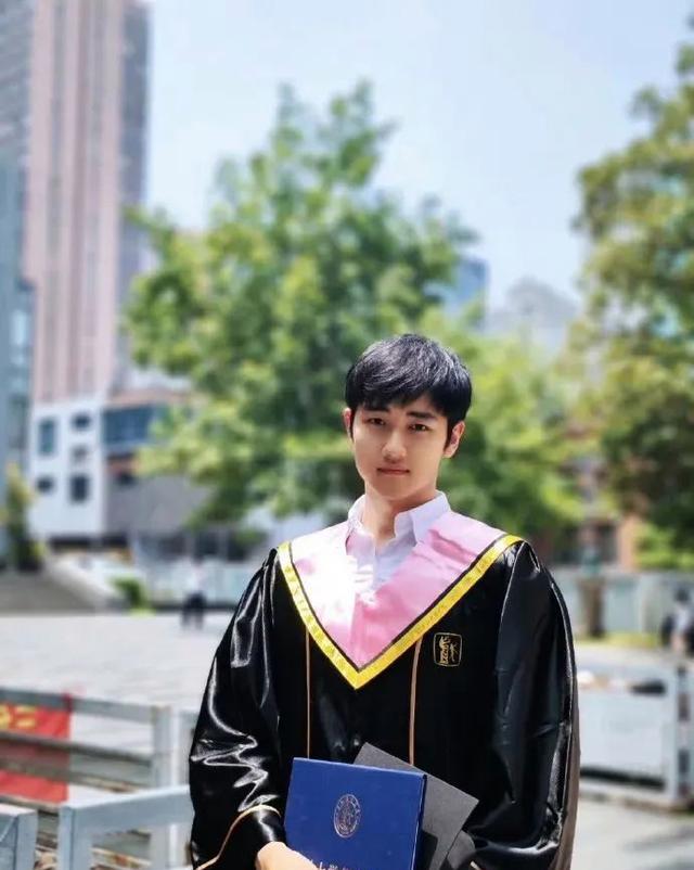 40岁“内娱甜妹”公开00后男友，全网嘲讽：怎么找了软饭男？