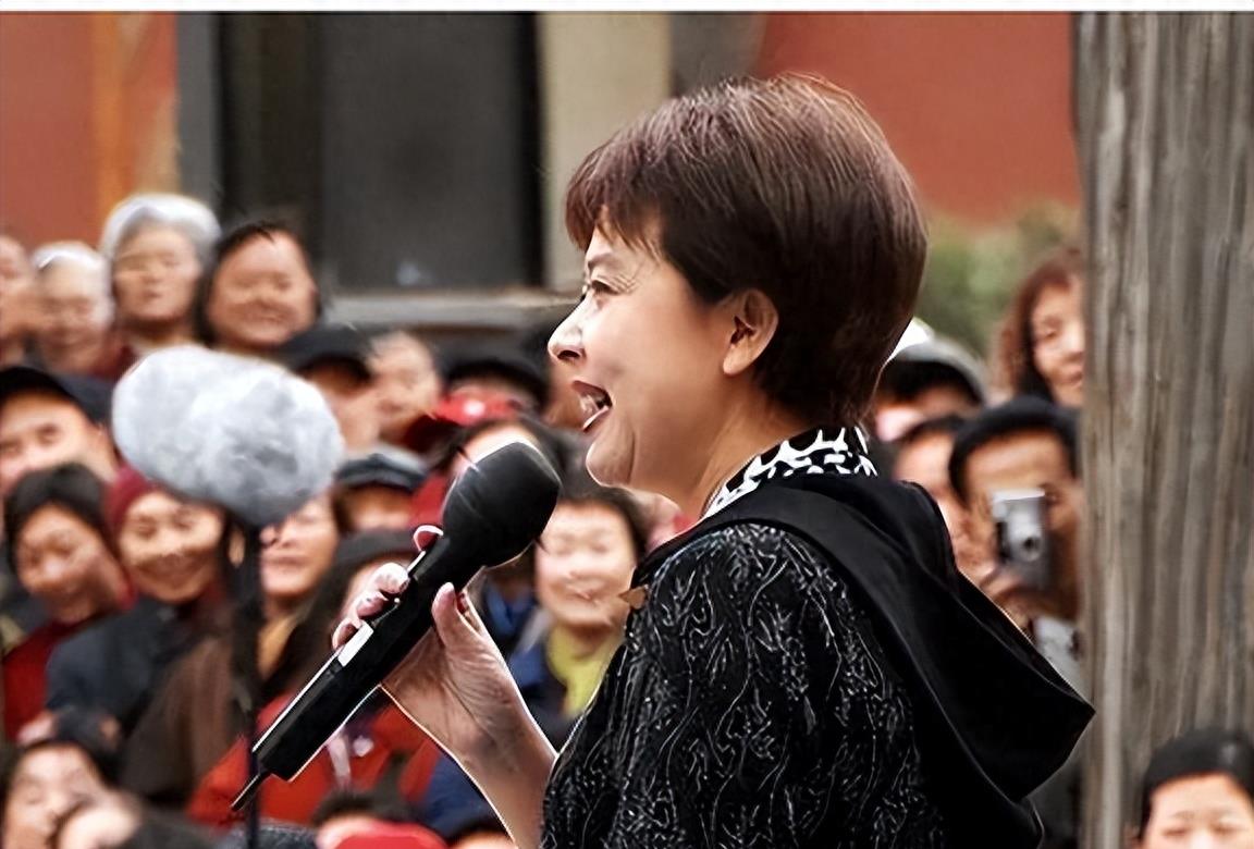 80年代央视最红主持人，退休后患上精神疾病，如今70岁的她如何了