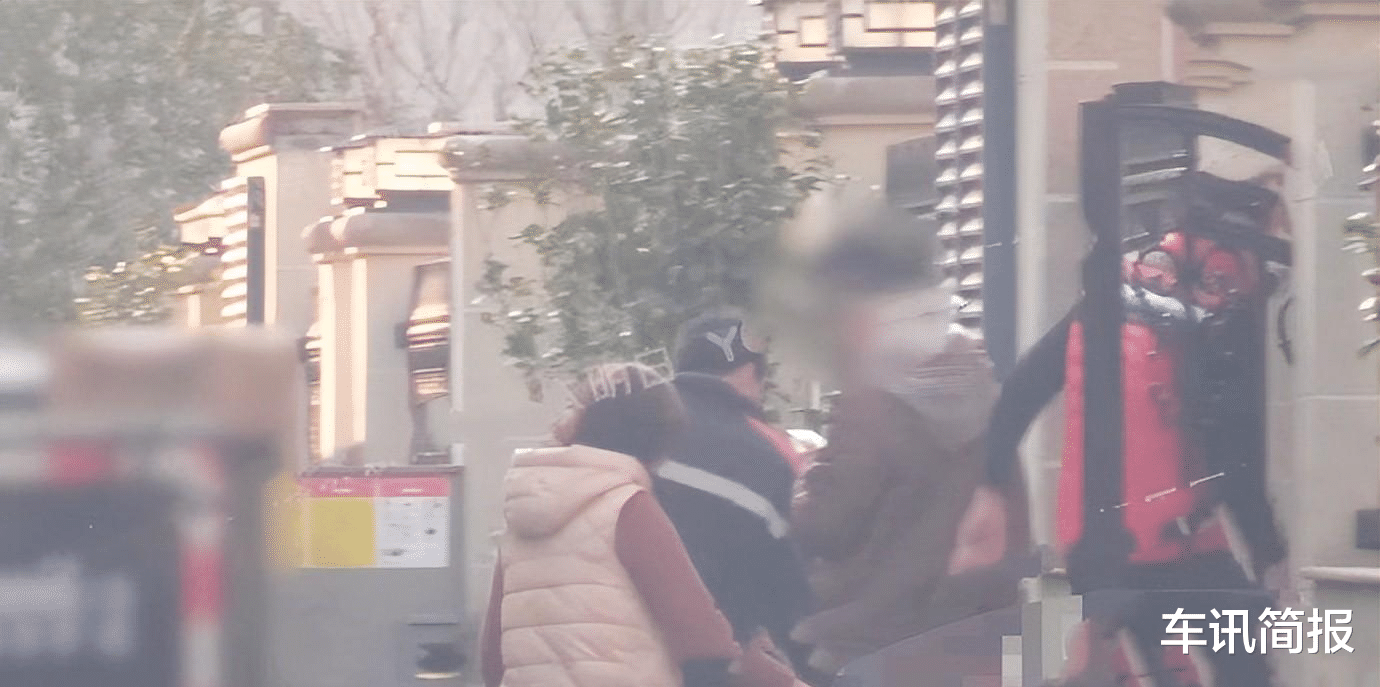 张颂文|张颂文妻儿近照曝光!身材高挑气质好,周一围林家川前往家中做客