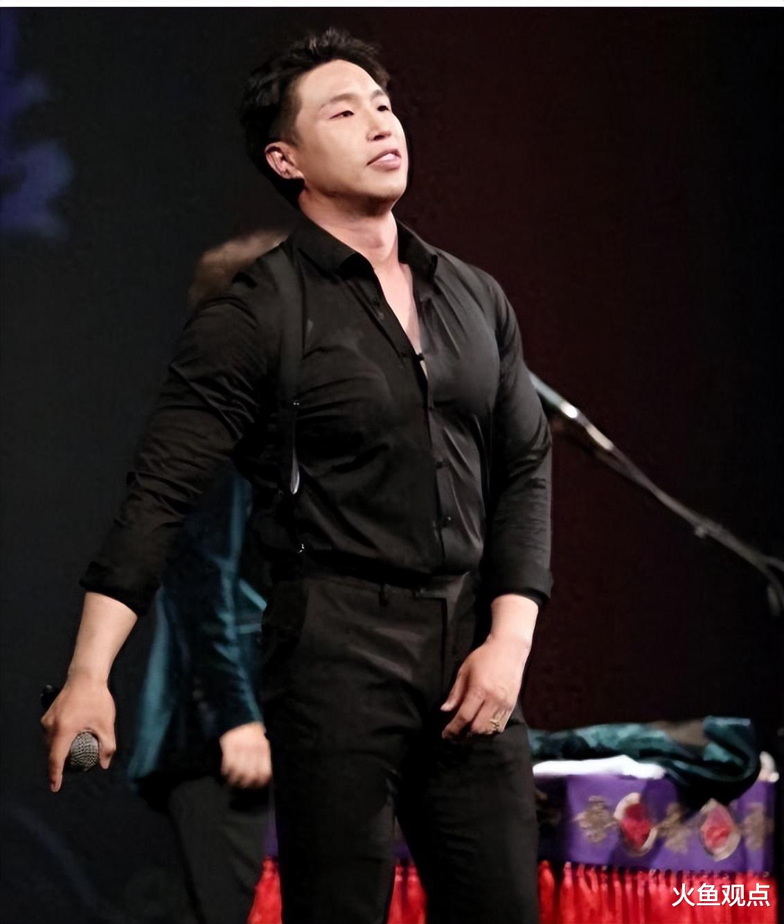 德云社相声变味？烧饼故意向观众席泼水，网友：我欠姜昆一个道歉