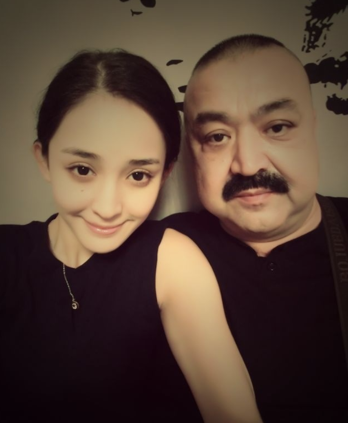 古力娜扎|娜扎晒全家福为母亲庆生,妈妈年轻贵气,空姐姐姐罕见出镜颜值高