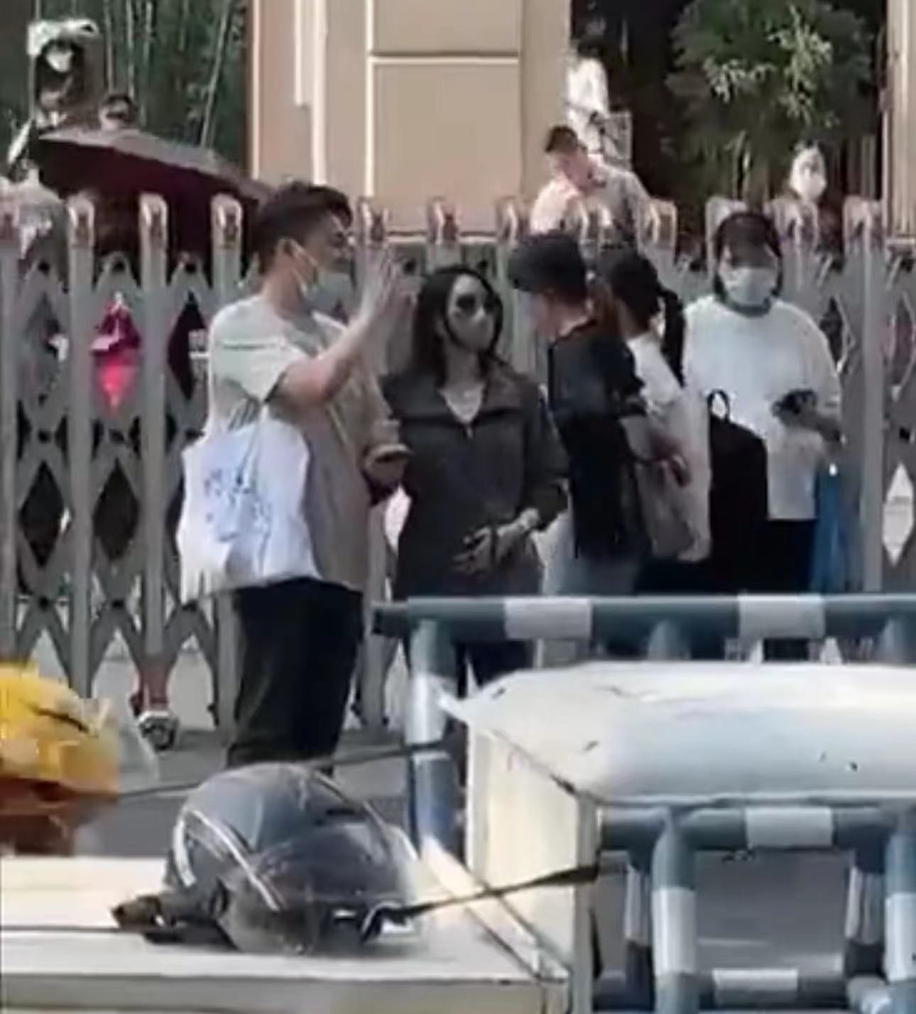 沈涛|主持人沈涛陪爱妻产检，背包扇风体贴入微，妻子肚大如箩四肢纤细