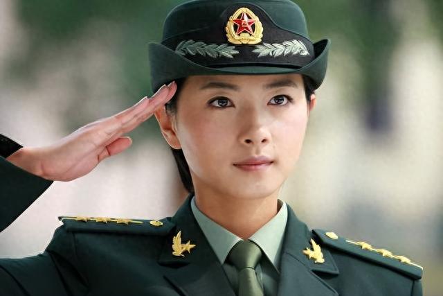 万茜：自曝曾被“潜规则”，事业巅峰时意外生子，如今过的如何