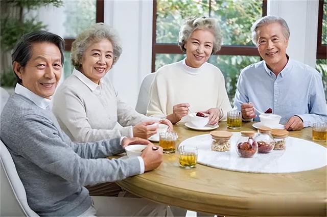 运动|年龄大了,肌肉流失得到底有多快?不想老了干瘪,2件事得常做