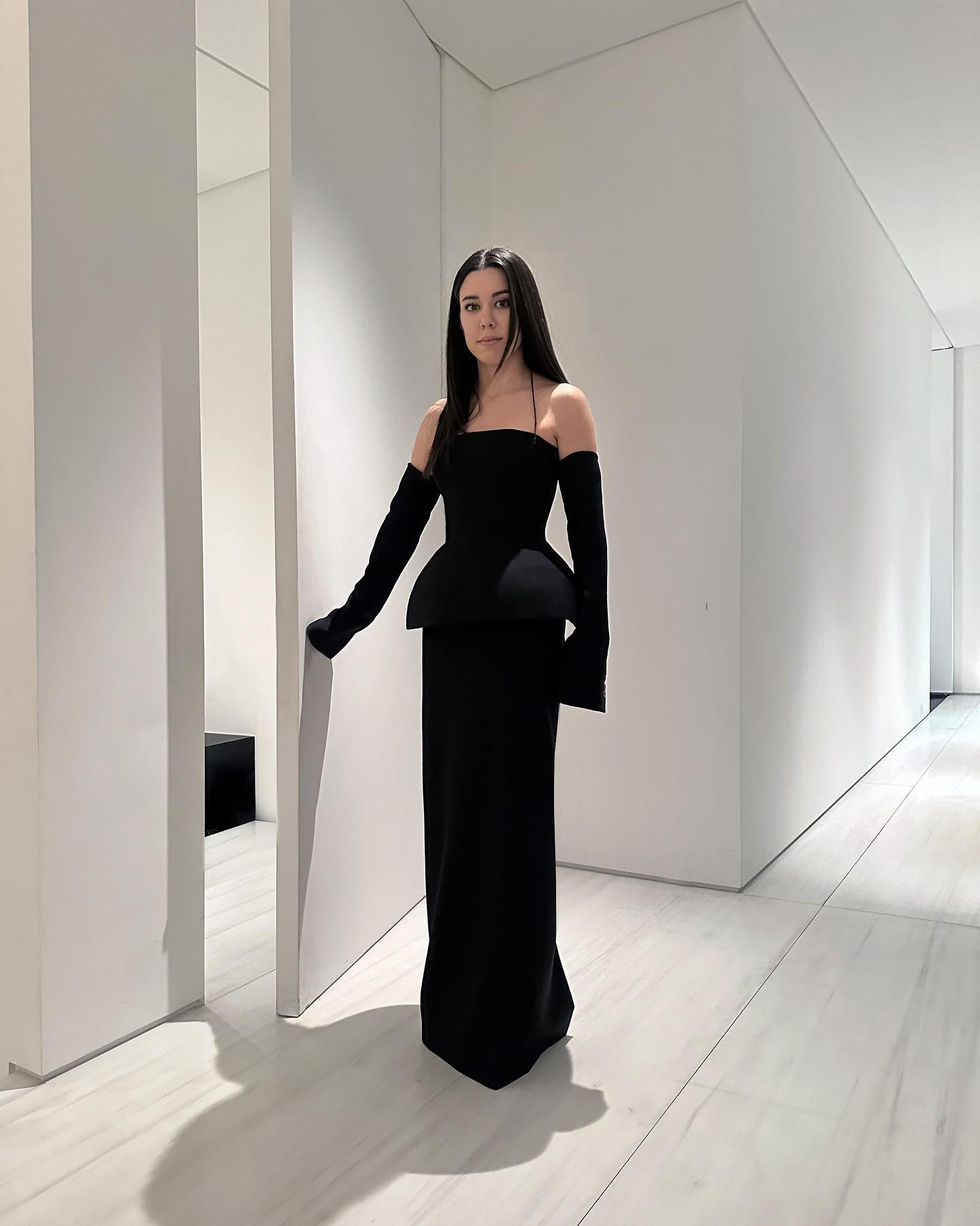 74岁王薇薇带俩混血女儿走红毯！和小鲜肉依偎着真甜，比女儿还美