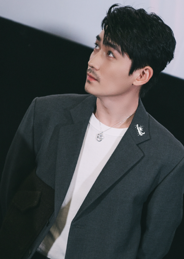 35岁朱一龙伤情已逐渐康复！眉骨伤痕变淡，状态良好高调复工