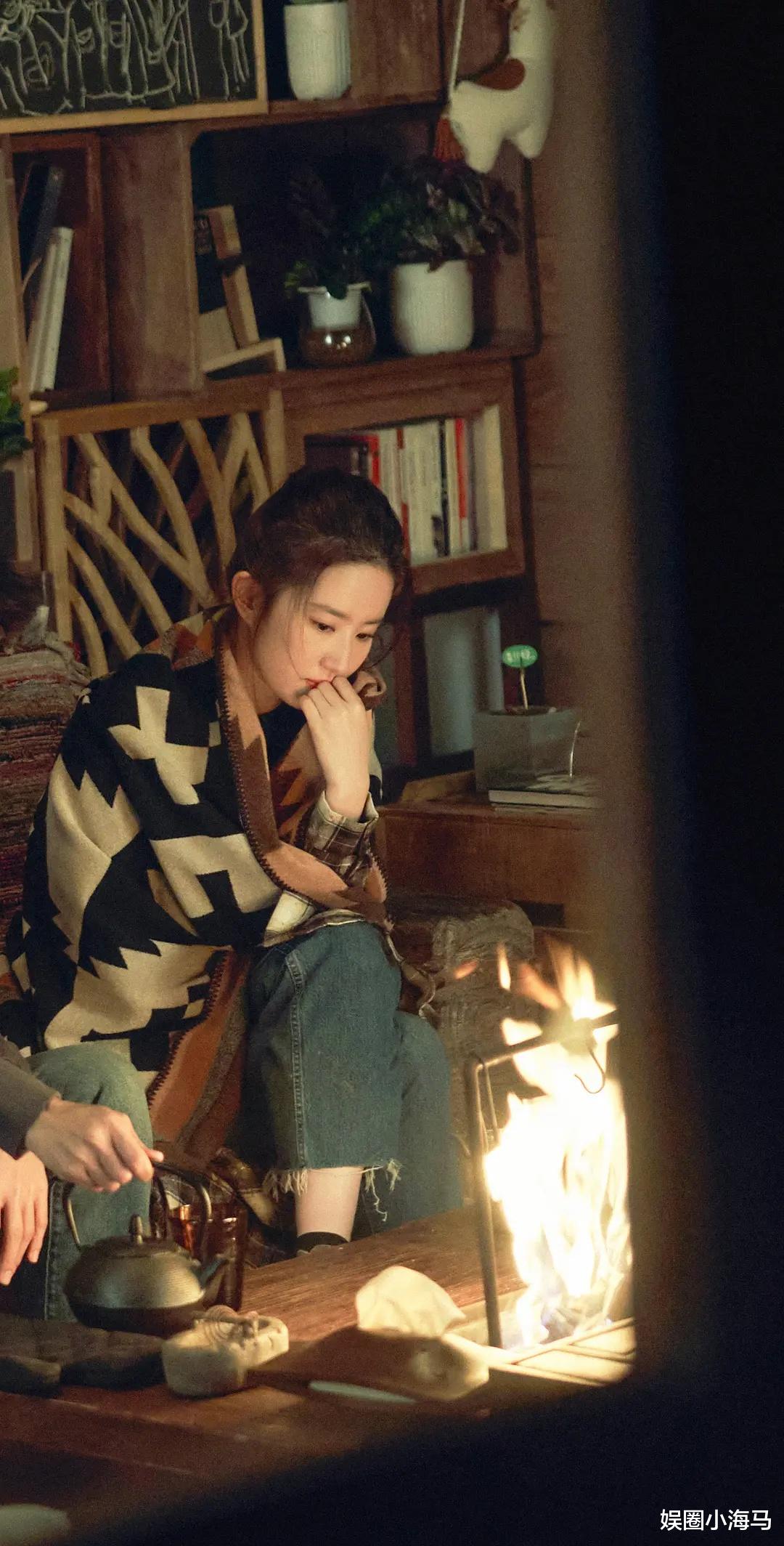 刘亦菲|刘亦菲户外野餐,点心零食铺了一地,一身绿色连衣裙太应景