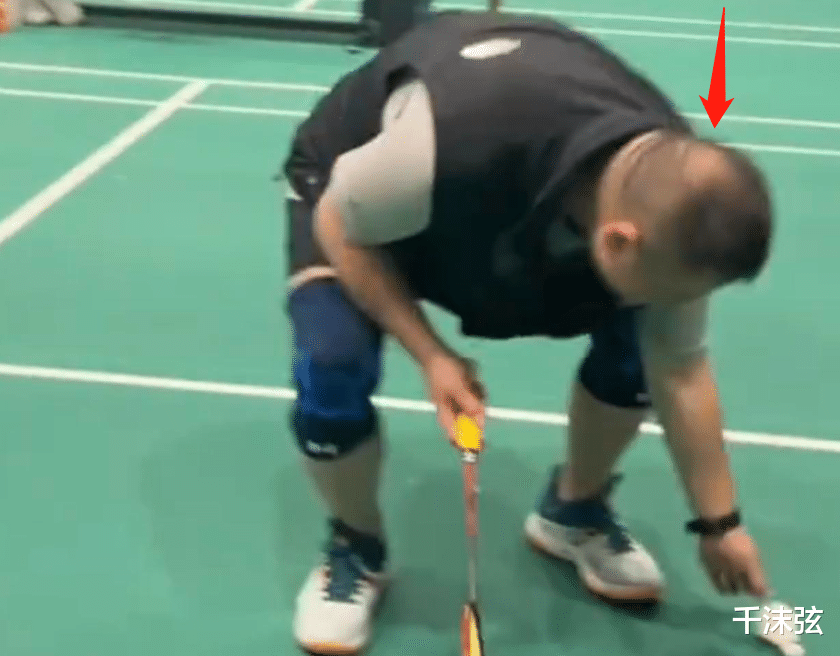 岳云鹏|岳云鹏私生子风波后露面，两鬓斑白疑似秃顶，身形消瘦腿细如筷子