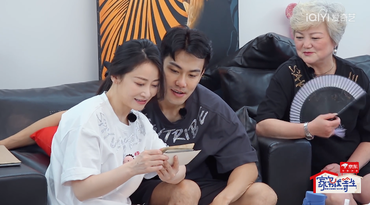 婆婆没动筷子陈紫函却先吃,饭后不收拾,全程黏着老公戴向宇撒娇