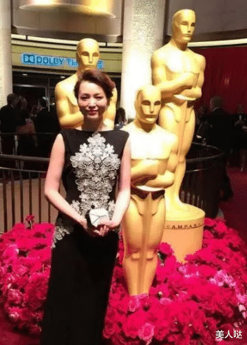 大学|董卿真给国人长脸!刺绣礼服裙配精致盘发,优雅端庄尽显东方女性美