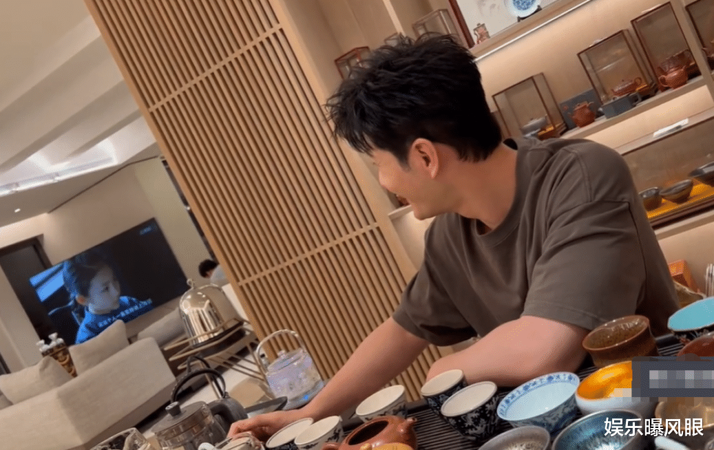 黄晓明9800W豪宅曝光！古董摆满墙一只壶20W，小海绵闷头玩