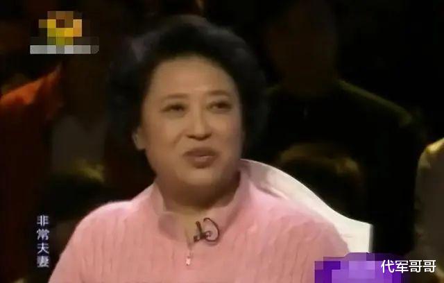 原来他已去世10年了,对患癌妻子不离不弃,遗孀的选择让人泪目