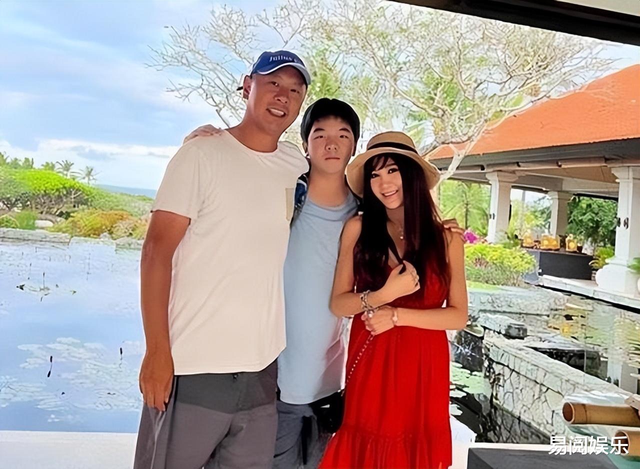 56岁温碧霞晒全家福,丑儿子面向老陈,13岁他看起来像31岁