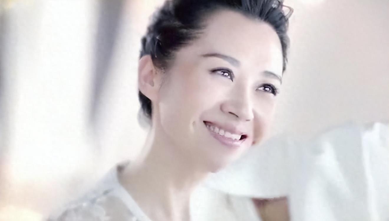 她一生中“风流成性、老少通吃”，撩汉无数，至今54岁却依旧是单身