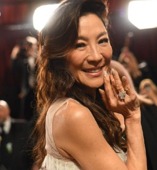 杨紫琼|61岁杨紫琼成奥斯卡影后!李连杰等50多人祝贺,她被称为华人之光