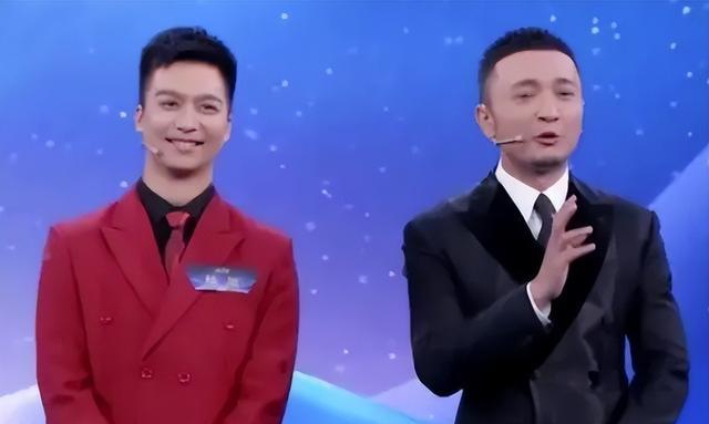 主持人大赛选手杨旭堪称黑马,力压人气选手夺冠,外表神似任鲁豫