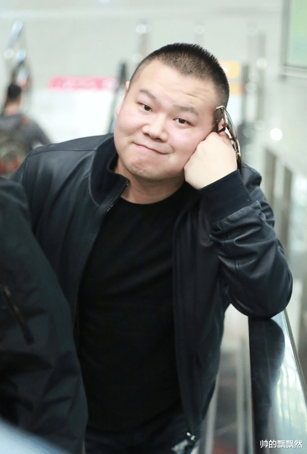 岳云鹏：给5个姐姐买车买房，把普通妻子当宝，弟弟却在农村种地