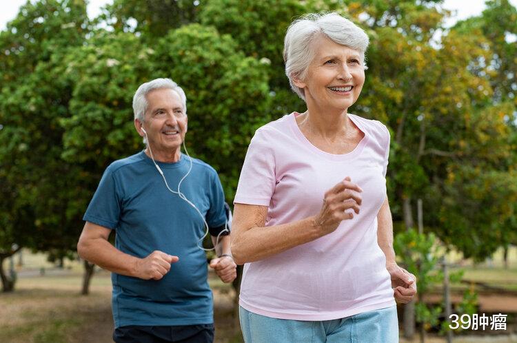 走路快和走路慢的人，谁更长寿？研究发现：二者或相差15年寿命