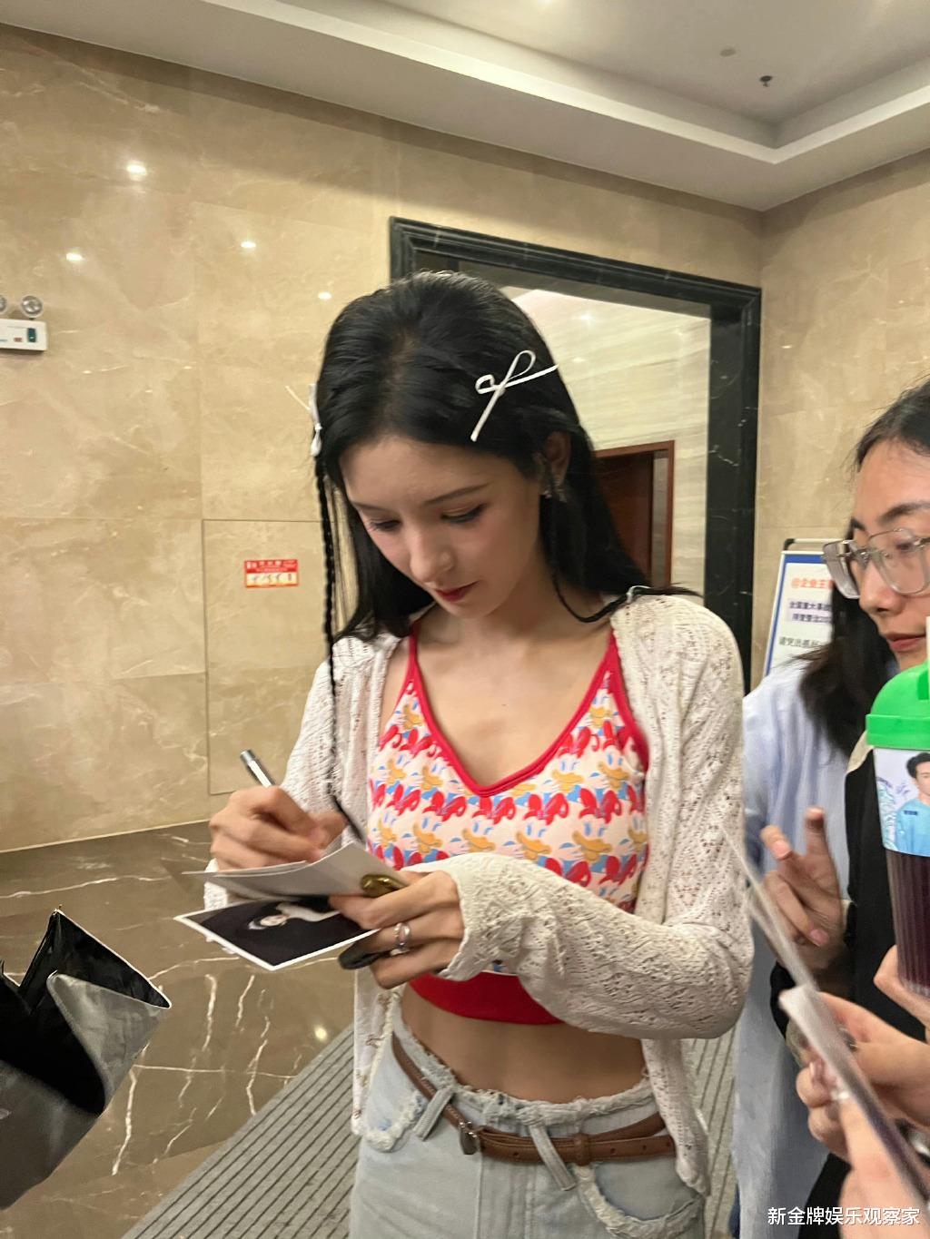 路人拍的张予曦上热搜,仰拍俯拍侧拍都扛住,努力扮丑自拍却美翻